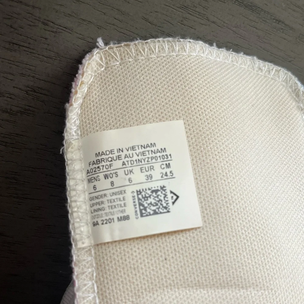 *SOLD* Women’s Converse - Picture 5 of 5
